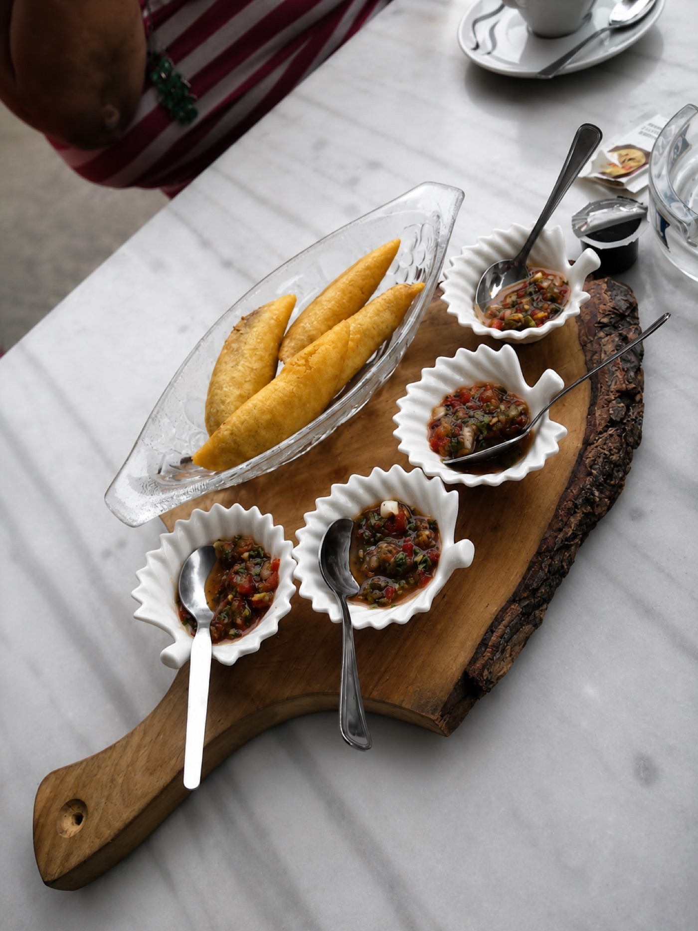 Empanadas et sauces maison sur planche de bois
