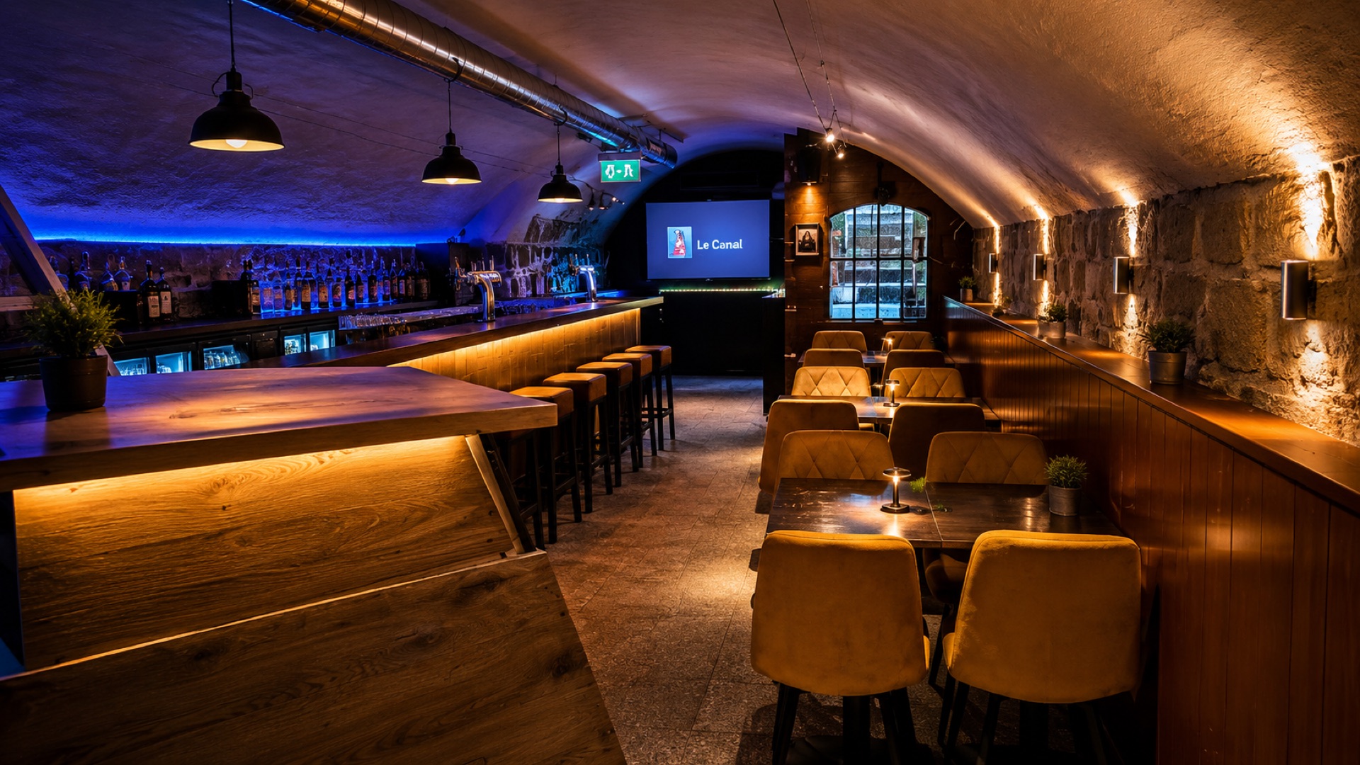 Les tables du Marquis sous la voûte de pierre