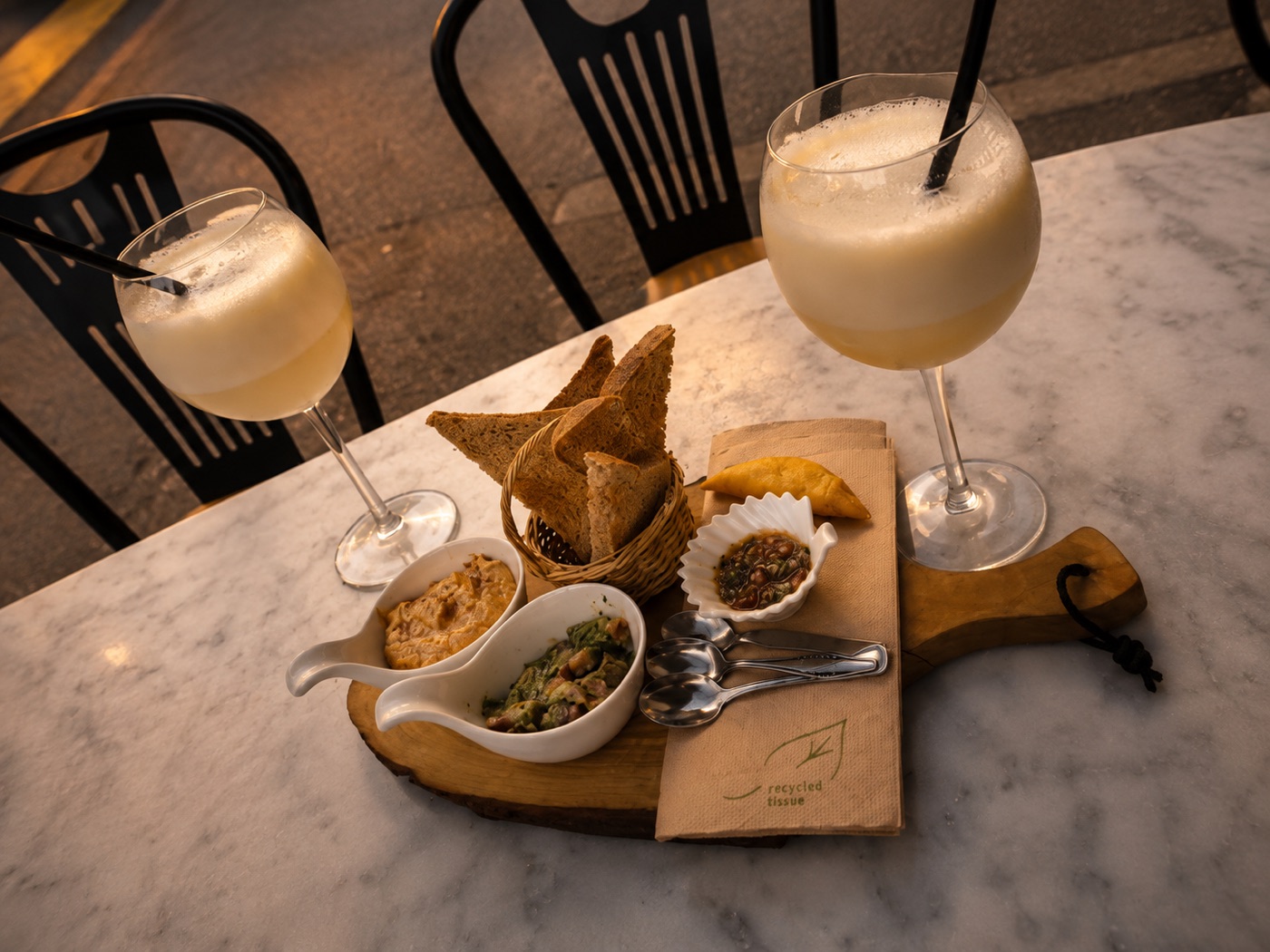 Tapas et cocktails servis sur planche