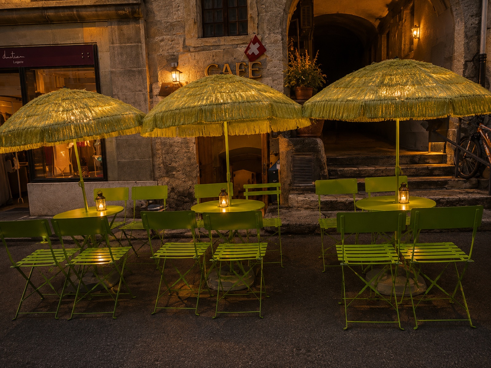 Les parasols à franges devant le portail, la nuit